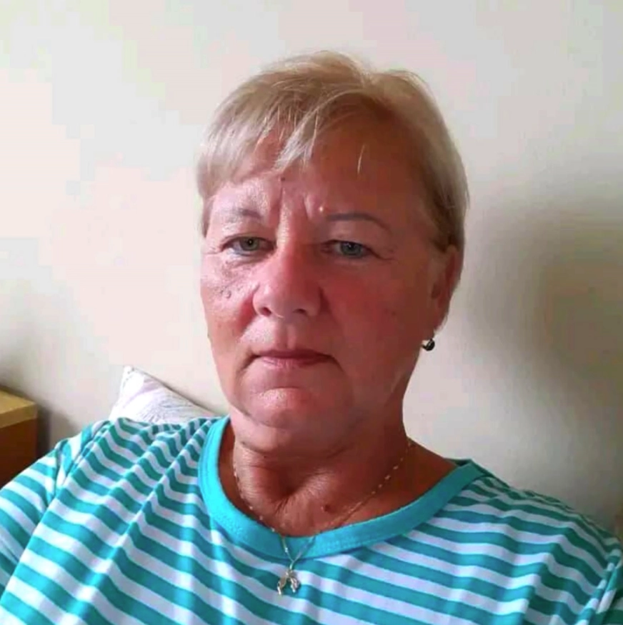 primo piano di donna di cinquantacinque anni bionda