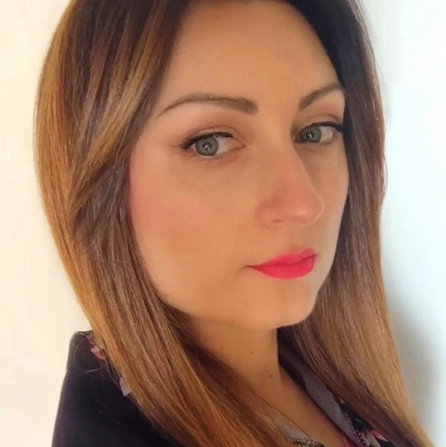 primo piano sul viso di bellissima donna bionda 