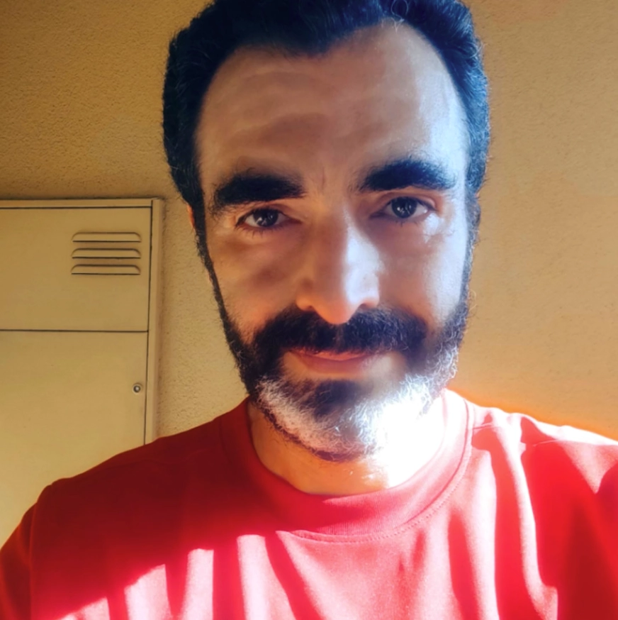 uomo con barba, primo piano sul viso
